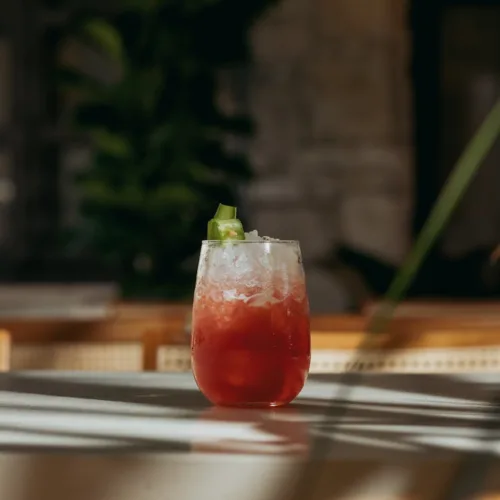 Τι είναι το «sleepy girl mocktail» που κάνει θραύση στο Tiktok και πώς μπορεί να σε βοηθήσει να κοιμηθείς