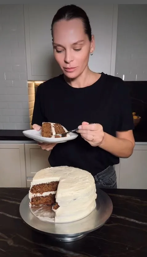 Η συνταγή για το απόλυτο και μυρωδάτο carrot cake της Υβόννης Μπόσνιακ