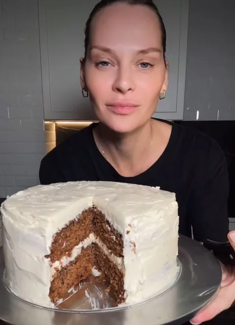 Η συνταγή για το απόλυτο και μυρωδάτο carrot cake της Υβόννης Μπόσνιακ