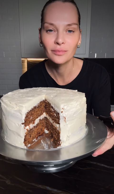 Η συνταγή για το απόλυτο και μυρωδάτο carrot cake της Υβόννης Μπόσνιακ