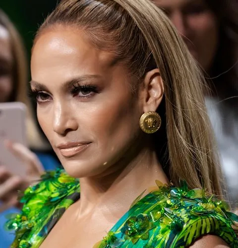 Jennifer Lopez: Η φτηνή κρέμα ημέρας που χρησιμοποιεί για αντιγήρανση και λάμψη