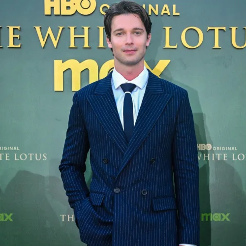 Ο Patrick Schwarzenegger φοράει Tommy Hilfiger στην παγκόσμια πρεμιέρα του The White Lotus στην Μπανγκόκ