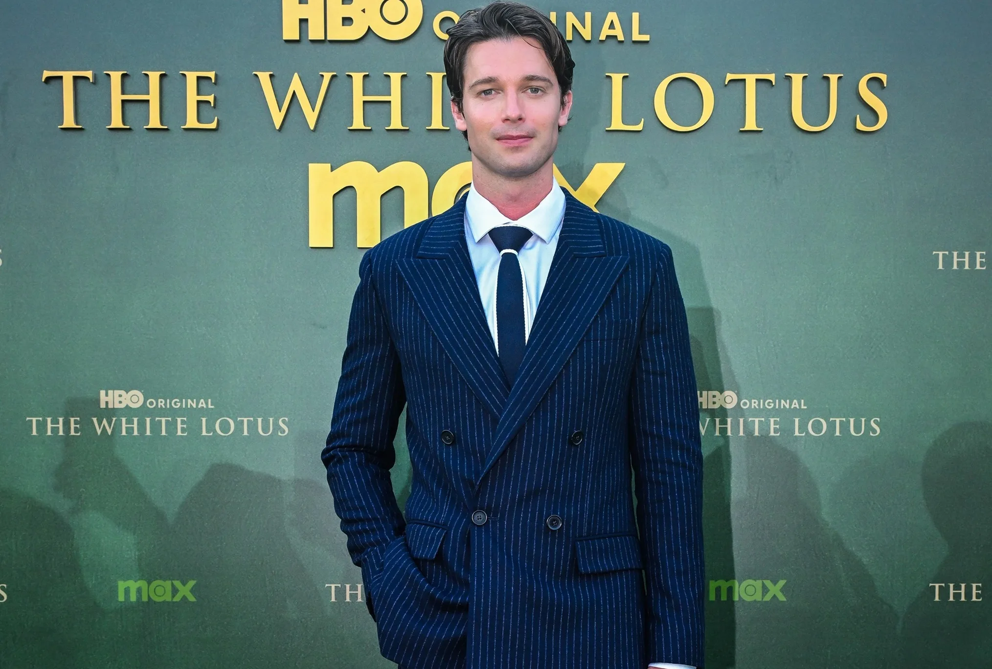 Ο Patrick Schwarzenegger φοράει Tommy Hilfiger στην παγκόσμια πρεμιέρα του The White Lotus στην Μπανγκόκ