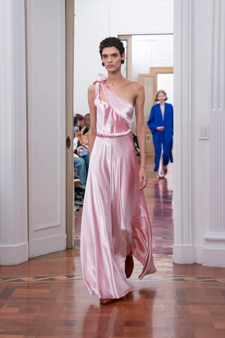 Alberta Ferretti FW '25: Ο Lorenzo Serafini επαναπροσδιορίζει την κληρονομιά με όρους δυναμικής κομψότητας