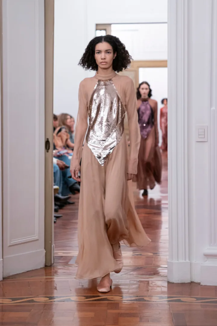 Alberta Ferretti FW '25: Ο Lorenzo Serafini επαναπροσδιορίζει την κληρονομιά με όρους δυναμικής κομψότητας