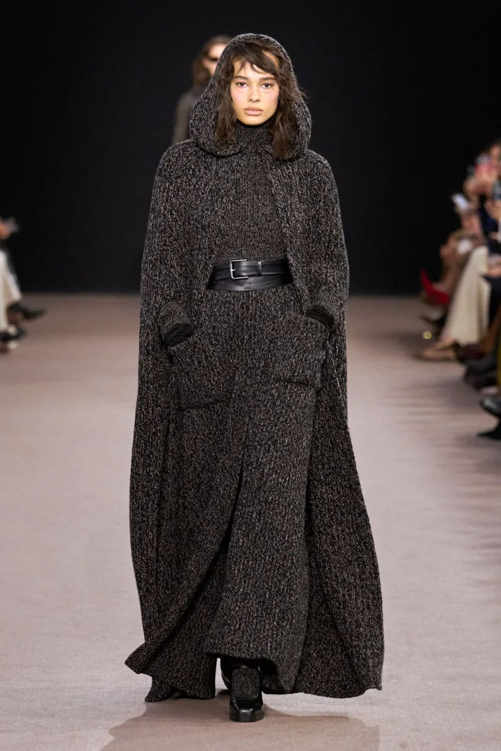 Max Mara FW '25: Η νέα ατρόμητη ρομαντική ηρωίδα