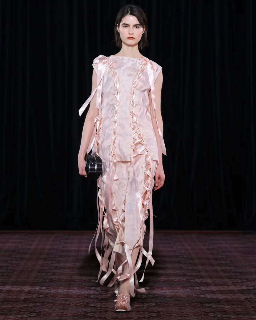 Simone Rocha FW '25: Η αρχιτεκτονική της σιωπηλής πολυτέλειας