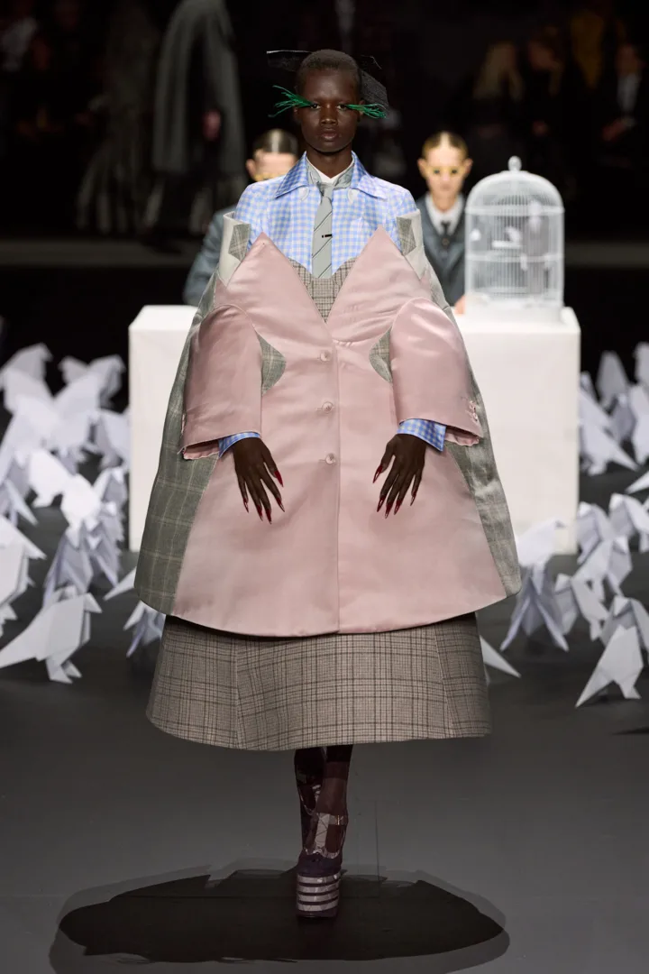 Thom Browne FW'25: Όγκοι που αποκτούν απροσδόκητες μορφές καθώς εμπνέονται από το πέταγμα των πουλιών