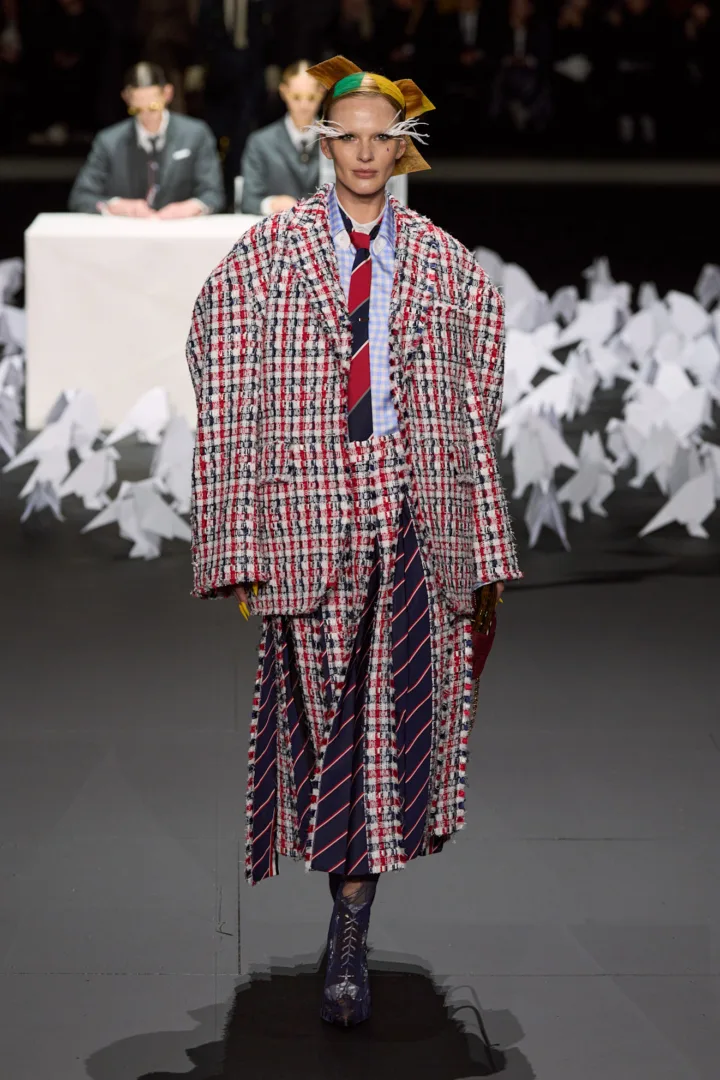 Thom Browne FW'25: Όγκοι που αποκτούν απροσδόκητες μορφές καθώς εμπνέονται από το πέταγμα των πουλιών