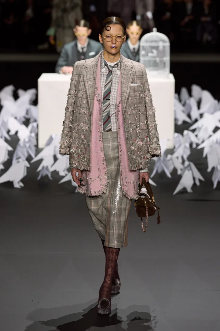 Thom Browne FW'25: Όγκοι που αποκτούν απροσδόκητες μορφές καθώς εμπνέονται από το πέταγμα των πουλιών