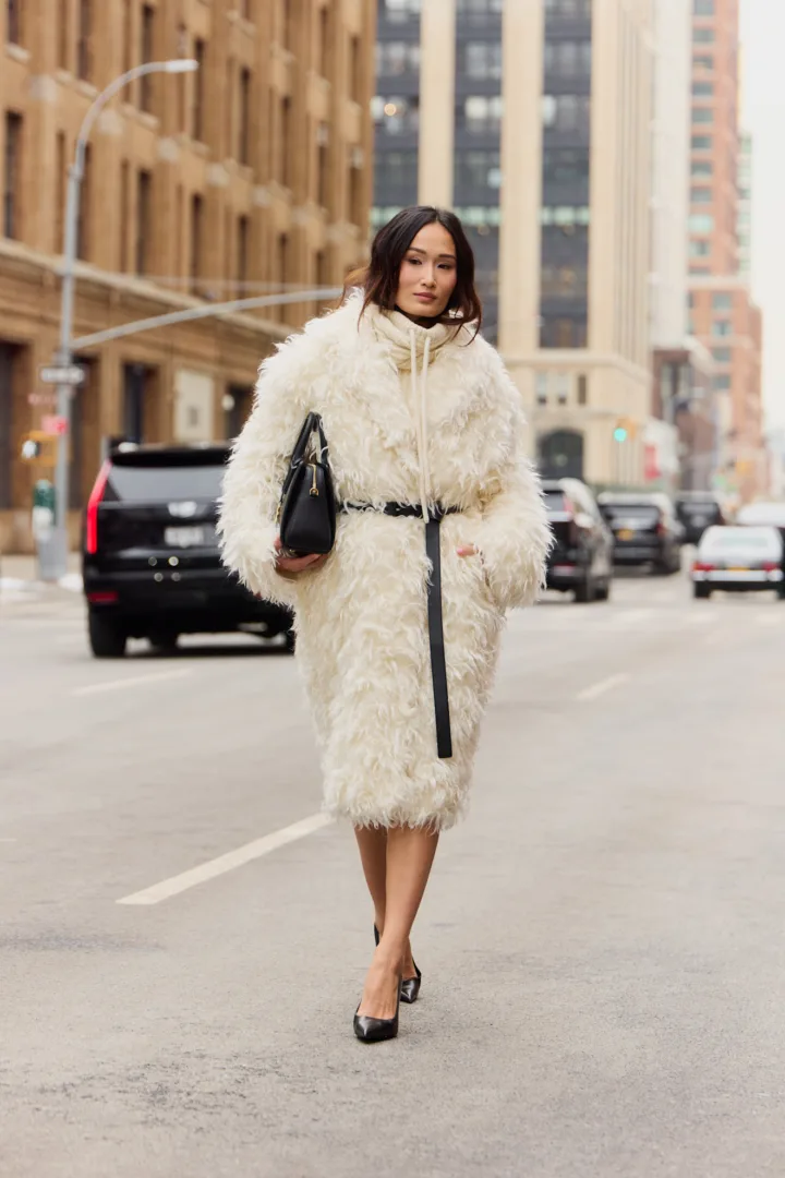 Faux fur και 6 stylish τρόποι για να τη φορέσεις