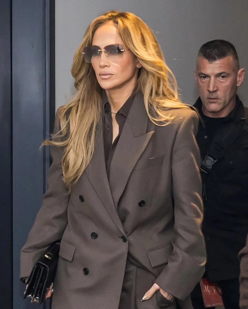 Η JLo με chic business trip εμφάνιση στους τόνους του color trend '25