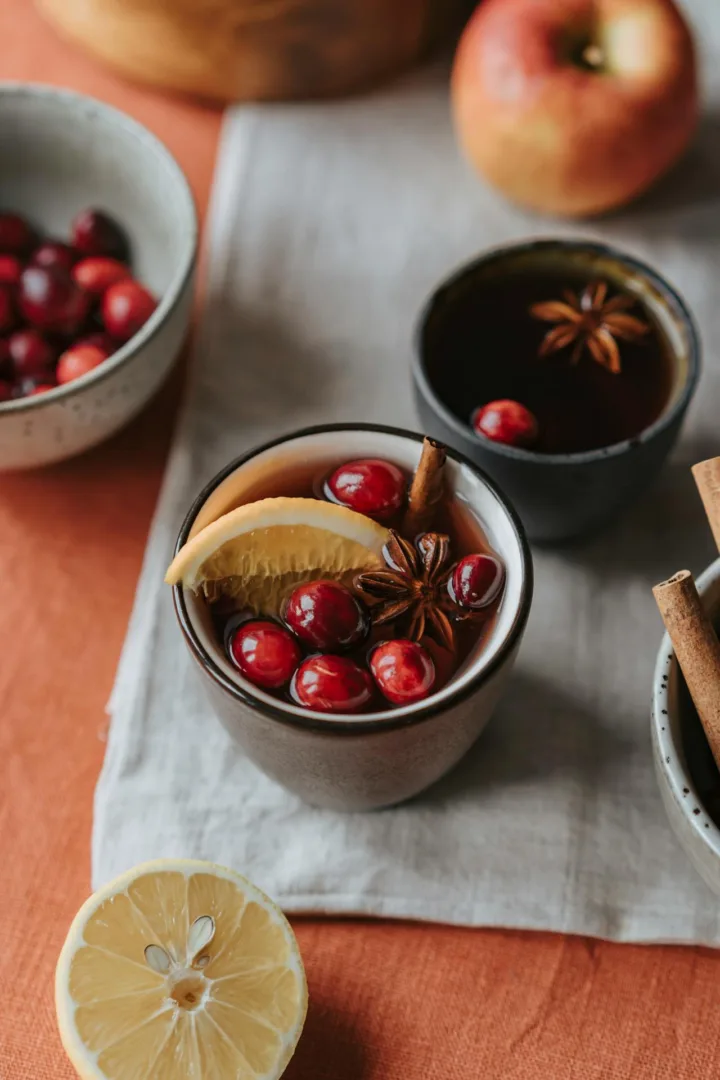 2 ζεστά cocktails που θα απολαύσεις χαλαρώνοντας όταν έξω έχει «πολικό κρύο»