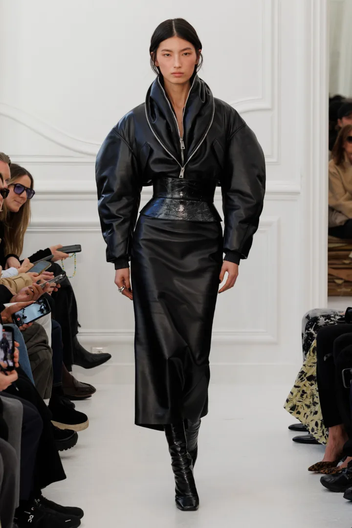 Givenchy FW '25: Ένα εκτυφλωτικό ντεμπούτο με ακριβείς σιλουέτες