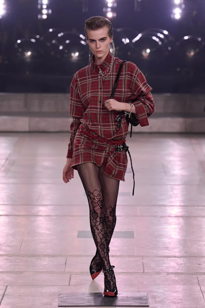 Isabel Marant FW '25: Ένα μείγμα punk εξέγερσης με εκλεπτυσμένη ραπτική