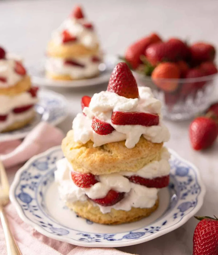 Strawberry Shortcake: Το εύκολο ανοιξιάτικο γλυκό με φράουλες και τραγανά-βουτυρένια μπισκότα