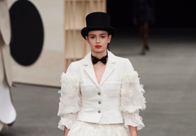 Chanel Animal-Centric SS23: Η μοντέρνα προσέγγιση της διαχρονικότητας στο αέναο παιχνίδι με τα ζώα