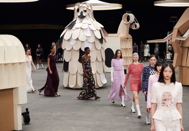 Chanel Animal-Centric SS23: Η μοντέρνα προσέγγιση της διαχρονικότητας στο αέναο παιχνίδι με τα ζώα