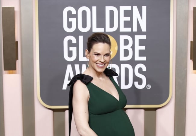 Η έγκυος Hilary Swank στις Χρυσές Σφαίρες 2023