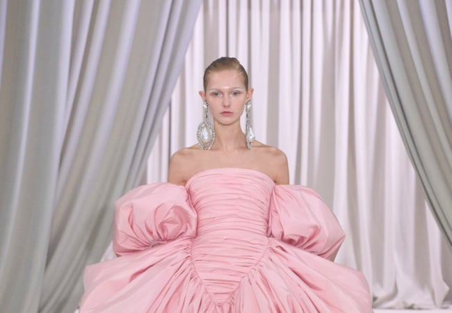 Το show του Giambattista Valli για την SS23 είχε την αίγλη του Beverly Hills σε τόνους «bubble gum»