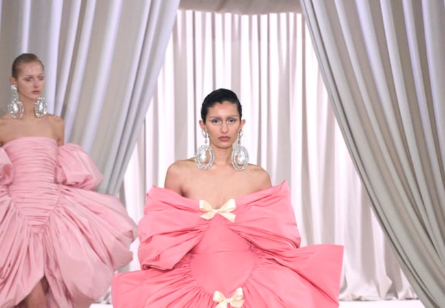 Το show του Giambattista Valli για την SS23 είχε την αίγλη του Beverly Hills σε τόνους «bubble gum»