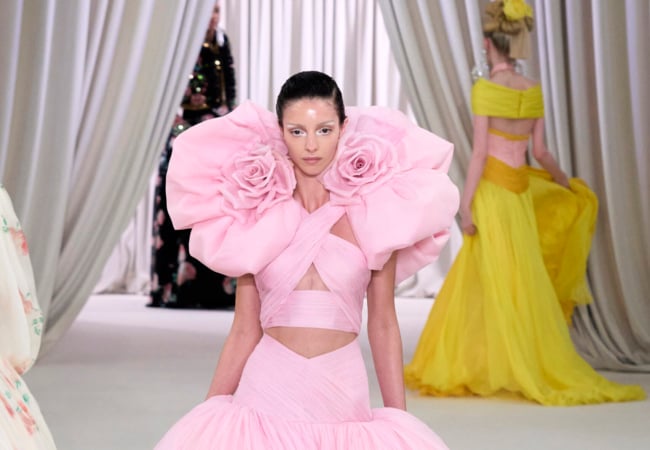 Το show του Giambattista Valli για την SS23 είχε την αίγλη του Beverly Hills σε τόνους «bubble gum»