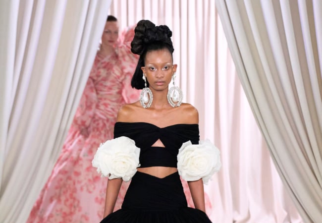 Το show του Giambattista Valli για την SS23 είχε την αίγλη του Beverly Hills σε τόνους «bubble gum»