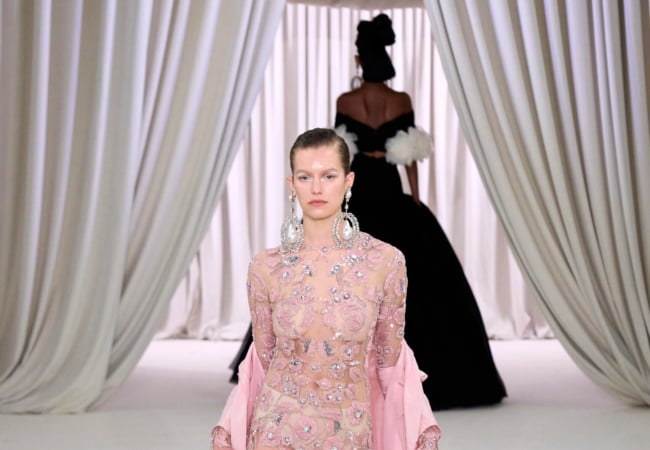 Το show του Giambattista Valli για την SS23 είχε την αίγλη του Beverly Hills σε τόνους «bubble gum»