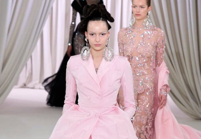 Το show του Giambattista Valli για την SS23 είχε την αίγλη του Beverly Hills σε τόνους «bubble gum»