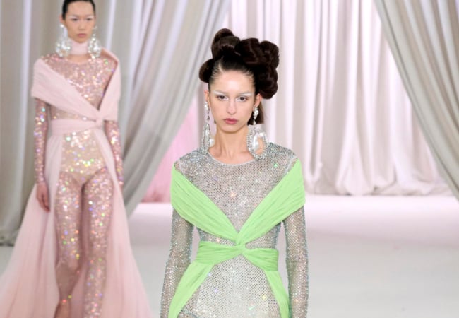 Το show του Giambattista Valli για την SS23 είχε την αίγλη του Beverly Hills σε τόνους «bubble gum»