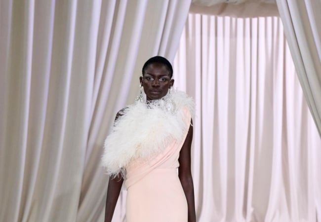 Το show του Giambattista Valli για την SS23 είχε την αίγλη του Beverly Hills σε τόνους «bubble gum»