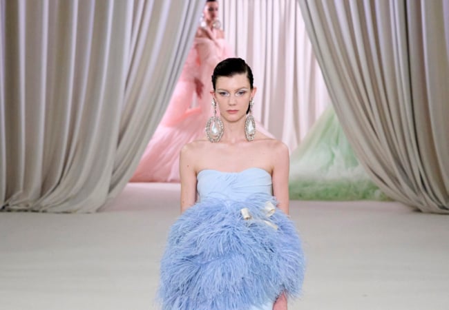 Το show του Giambattista Valli για την SS23 είχε την αίγλη του Beverly Hills σε τόνους «bubble gum»