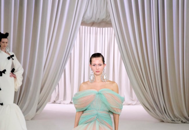 Το show του Giambattista Valli για την SS23 είχε την αίγλη του Beverly Hills σε τόνους «bubble gum»