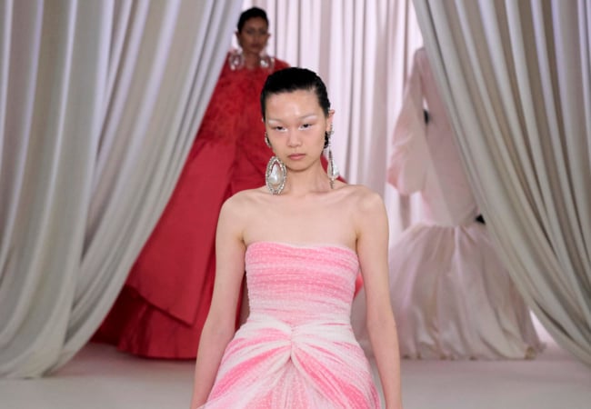 Το show του Giambattista Valli για την SS23 είχε την αίγλη του Beverly Hills σε τόνους «bubble gum»