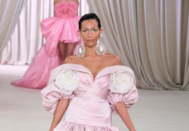 Το show του Giambattista Valli για την SS23 είχε την αίγλη του Beverly Hills σε τόνους «bubble gum»