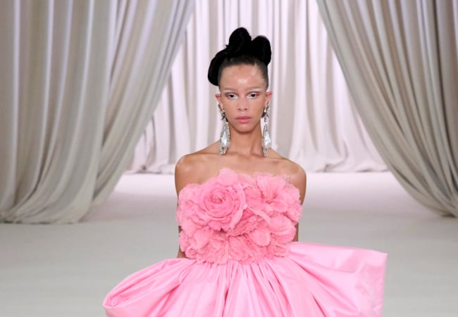 Το show του Giambattista Valli για την SS23 είχε την αίγλη του Beverly Hills σε τόνους «bubble gum»