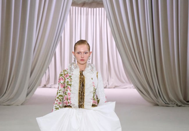 Το show του Giambattista Valli για την SS23 είχε την αίγλη του Beverly Hills σε τόνους «bubble gum»