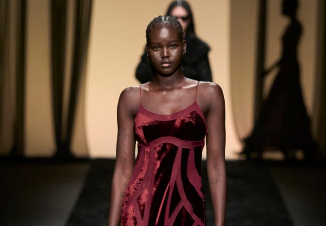 «After dark blooms»: Η συλλογή της Alberta Ferretti είναι βγαλμένη από τα «σκοτεινά» '30ς