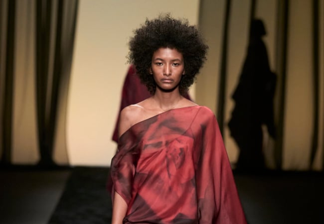 «After dark blooms»: Η συλλογή της Alberta Ferretti είναι βγαλμένη από τα «σκοτεινά» '30ς