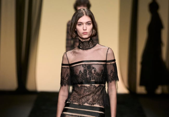 «After dark blooms»: Η συλλογή της Alberta Ferretti είναι βγαλμένη από τα «σκοτεινά» '30ς