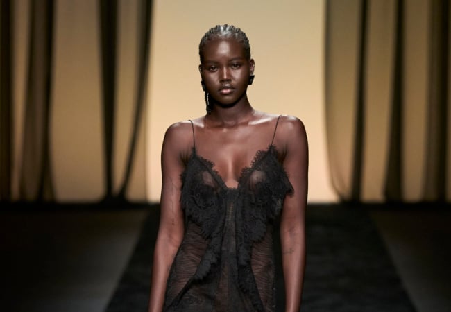 «After dark blooms»: Η συλλογή της Alberta Ferretti είναι βγαλμένη από τα «σκοτεινά» '30ς