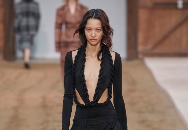 Αναμνήσεις και άλογα γέμισε το fashion show FW'23 της Stella McCartney