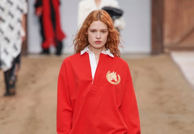 Αναμνήσεις και άλογα γέμισε το fashion show FW'23 της Stella McCartney