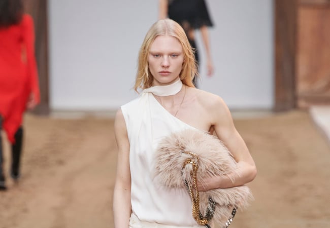 Αναμνήσεις και άλογα γέμισε το fashion show FW'23 της Stella McCartney