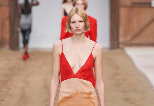 Αναμνήσεις και άλογα γέμισε το fashion show FW'23 της Stella McCartney