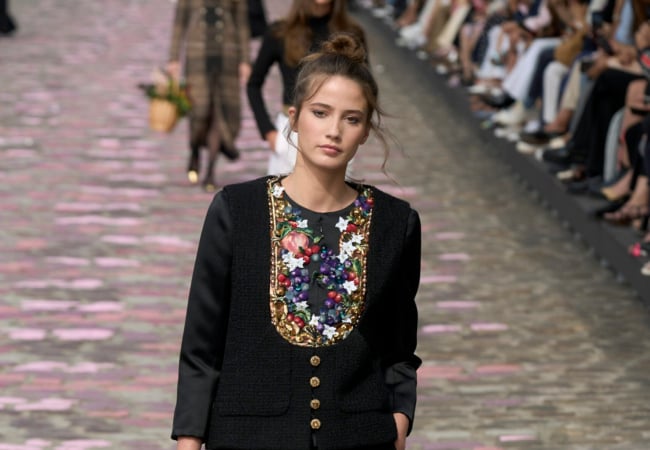 Το show FW'23 της Chanel Haute Couture είναι η επιτομή του παριζιάνικου στυλ