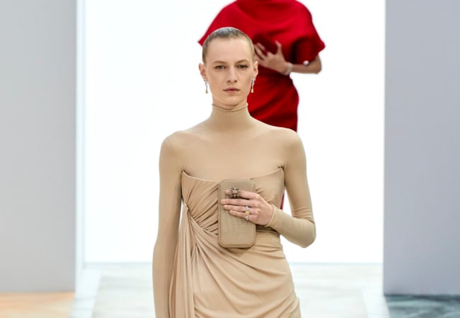 H haute couture συλλογή της Fendi επικεντρώθηκε στην έννοια της ρευστότητας, του ντραπέ και των πολυτελών κοσμημάτων