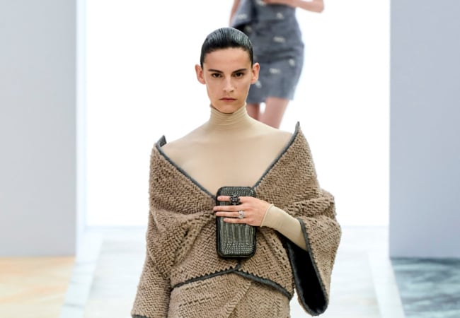 H haute couture συλλογή της Fendi στέκεται στη ρευστότητα, το ντραπέ και τα πολυτελή κοσμημάτα