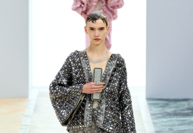 H haute couture συλλογή της Fendi στέκεται στη ρευστότητα, το ντραπέ και τα πολυτελή κοσμημάτα