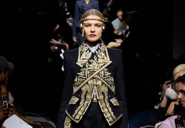 Στο FW'23 Couture του Jean Paul Gaultier ο Julien Dossena εξύμνησε τις καλύτερες στιγμές των '90s